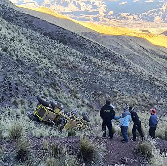 Maquinaria municipal se desbarranca 100 metros en la ruta hacia Pallayponcho