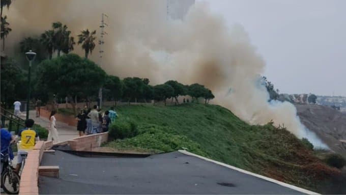 Incendio en el acantilado de la Costa Verde, en Miraflores, genera gran humareda en pleno día de elecciones
